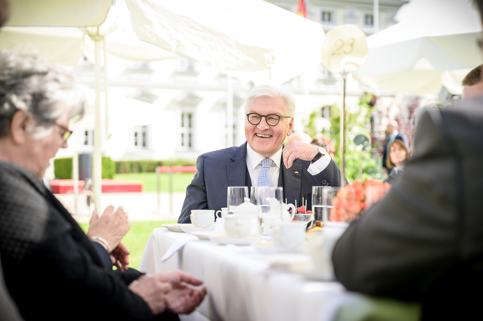 Bundespräsident Frank-Walter Steinmeier im Tischgespräch mit Bürgerinnen und Bürgern im Park von Schloss Bellevue